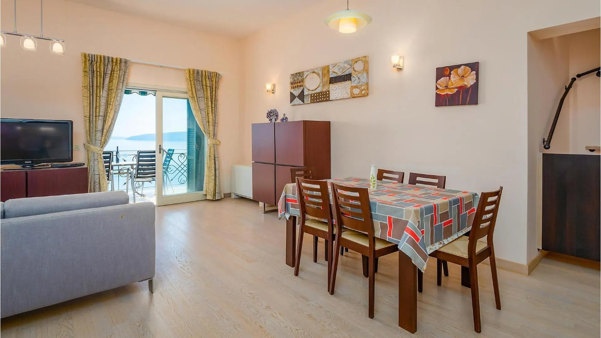 3 Bedroom Beautiful Apartment In Mošćenička Draga 0*,